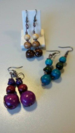 ORECCHINI ETNICI CON FILO E TRE PERLINE DI LEGNO