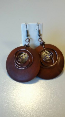 ORECCHINI CON ETNICI CON CERCHIO DI LEGNO E FILO