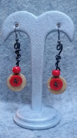 MODELLO 19 - ORECCHINI CON CERCHIO E PERLA DI LEGNO E BOTTONE