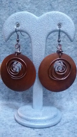 MODELLO 20 - ORECCHINI CON ETNICI CON  CERCHIO DI LEGNO E FILO