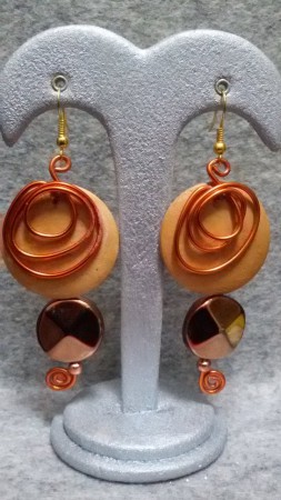 MODELLO 32 - ORECCHINI ETNICI CON CERCHIO IN LEGNO, FILO E PIETRA