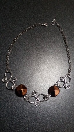 MODELLO 2 - COLLANA CON PIETRE E FILO LAVORATO TIPO "INFINITO"