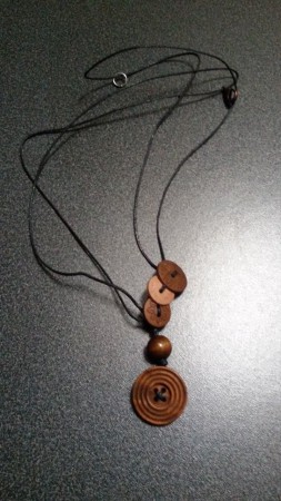 MODELLO 6 - COLLANA CON BOTTONE GRANDE CENTRALE E TRE BOTTONI LATO CON CORDINO NERO