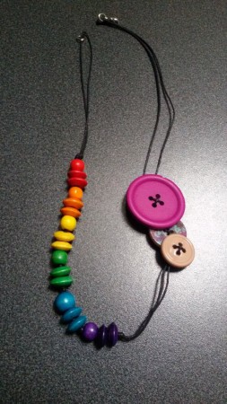 MODELLO 7 - COLLANA CON PERLE DI LEGNO COLORATE E BOTTONI CON CORDINO NERO