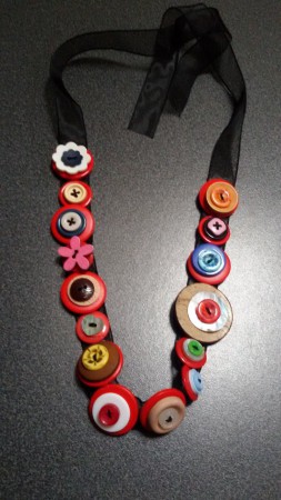 MODELLO 8 - COLLANA BOTTONI SU NASTRO DI ORGANZA