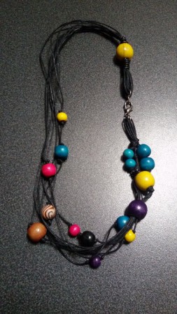 MODELLO 5 - COLLANA STILE ETNICO CON PERLE IN LEGNO COLORATE E CORDINO NERO